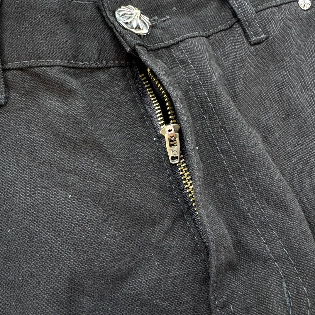 P290 model number: H653 chrome hearts Top Cow King F&F Limited to friends and family 1of1 Carhartt base version Jeans Three-dimensional version Loose and comfortable, not picky about body shape Look taller and slimmer Factory Seiko Original quality control Same style for men and women Can be matched with couples Versatile recommendation Must-have jeans for all seasons Hipsters have been disappointed From the quality selection of fabrics, the tailoring of details, and the matching of patterns are impeccable! The upper body is so handsome when worn...it can be easily worn by men, women and children! The craftsmanship is made of heavy-duty washed pure cotton denim fabric. After washing, it is soft and thick and looks very stylish when worn. Size: 28, 30, 32, 34, 36 (S-XXL) Color: black